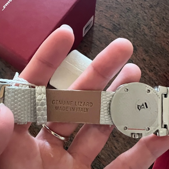 Ferragamo woman diamond white watch. Never been worn - Picture 4 of 4